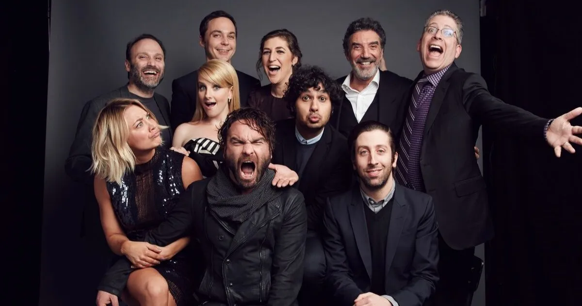 'The Big Bang Theory' cast pose for a portrait at the 2016 People's Choice Awards