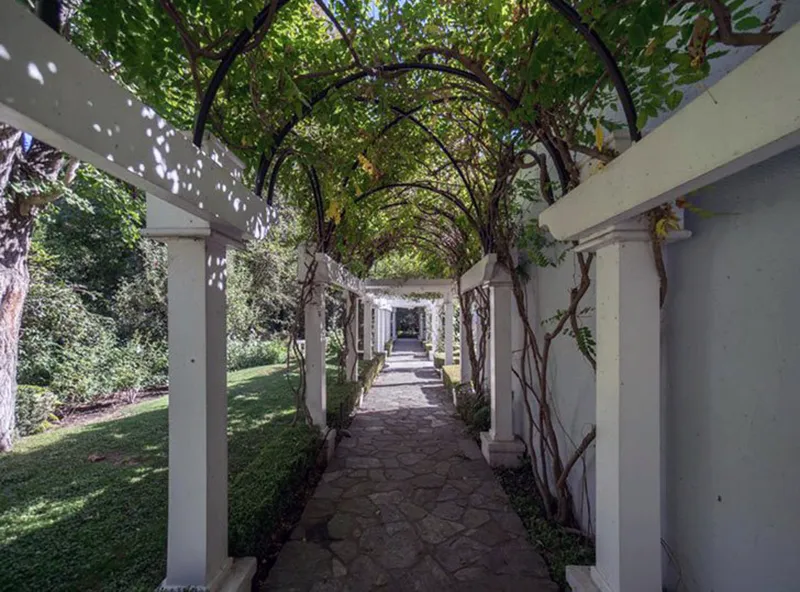 serena-williams-mansion-entrance-2