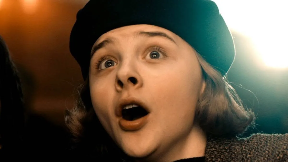 chloe grace moretz looking surprised